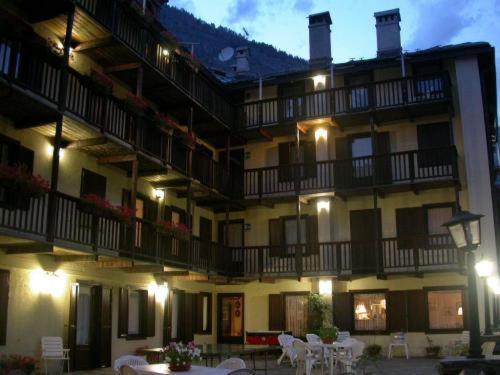 Hotel Tavernier Courmayeur Buitenkant foto