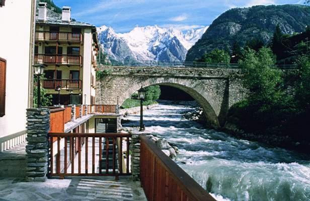 Hotel Tavernier Courmayeur Buitenkant foto