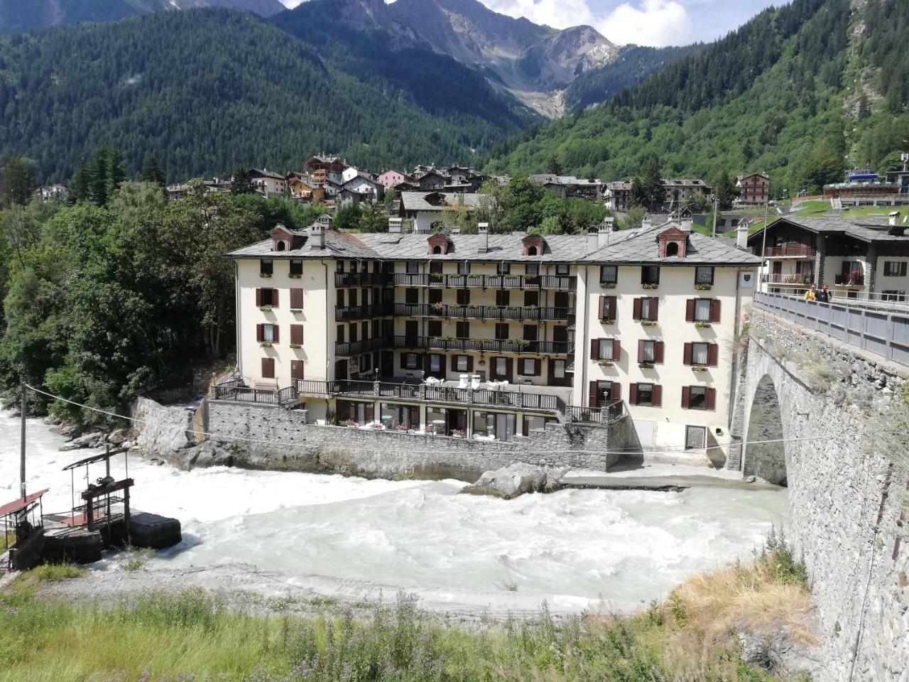Hotel Tavernier Courmayeur Buitenkant foto